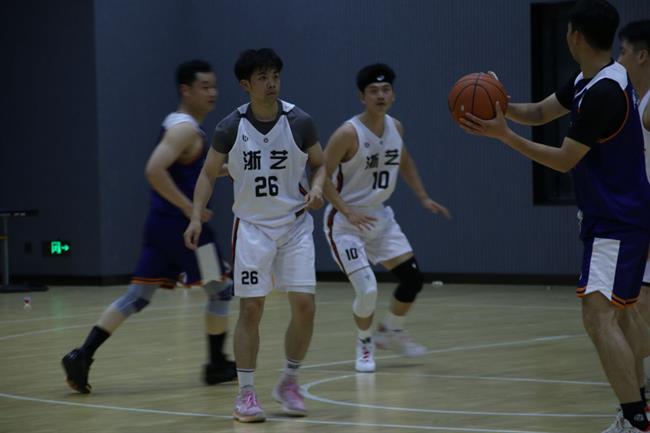 钟声杯篮球赛第二轮对阵浙江财经大学 比赛中2.jpg